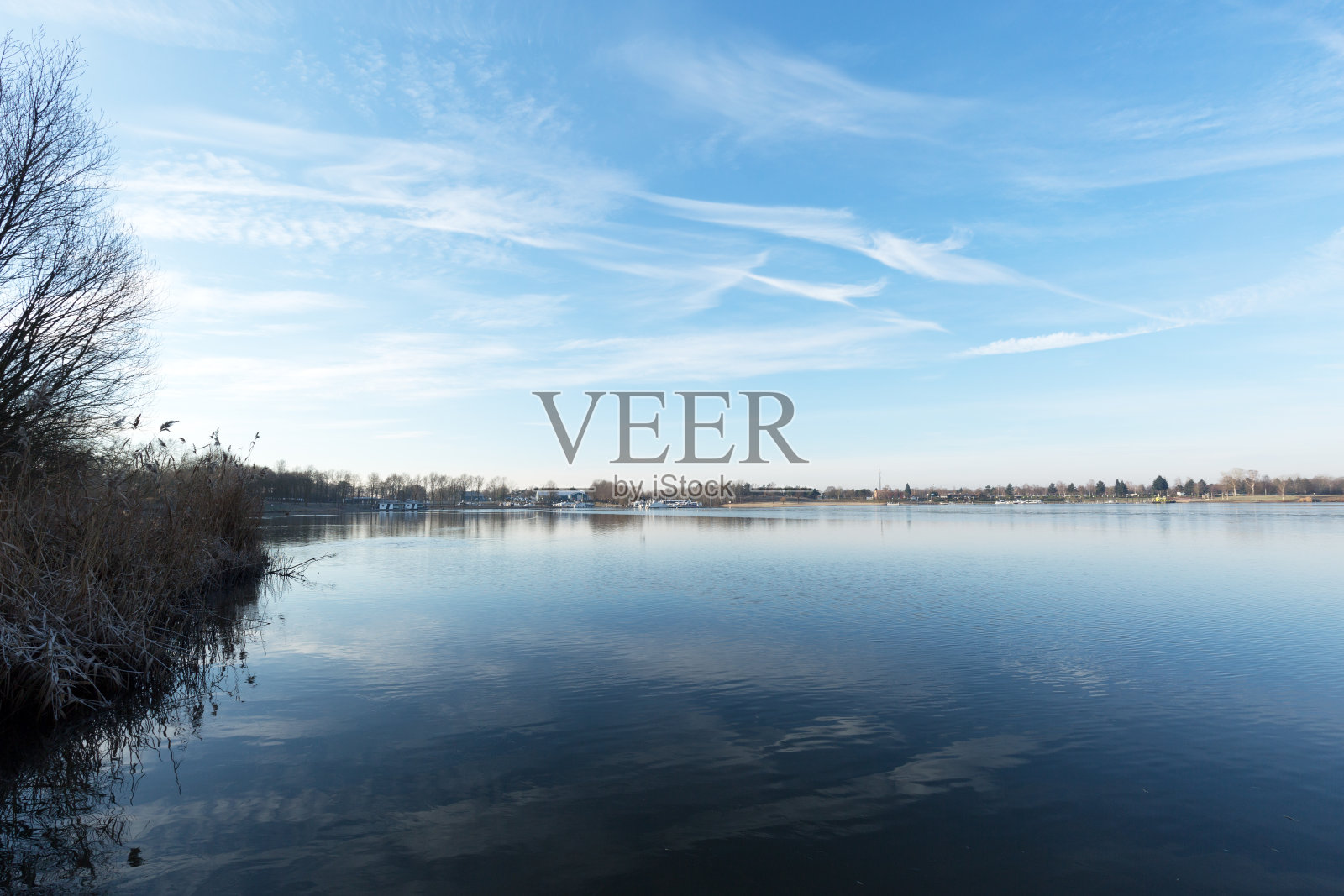 荷兰Leukermeer码头的美丽天空照片摄影图片