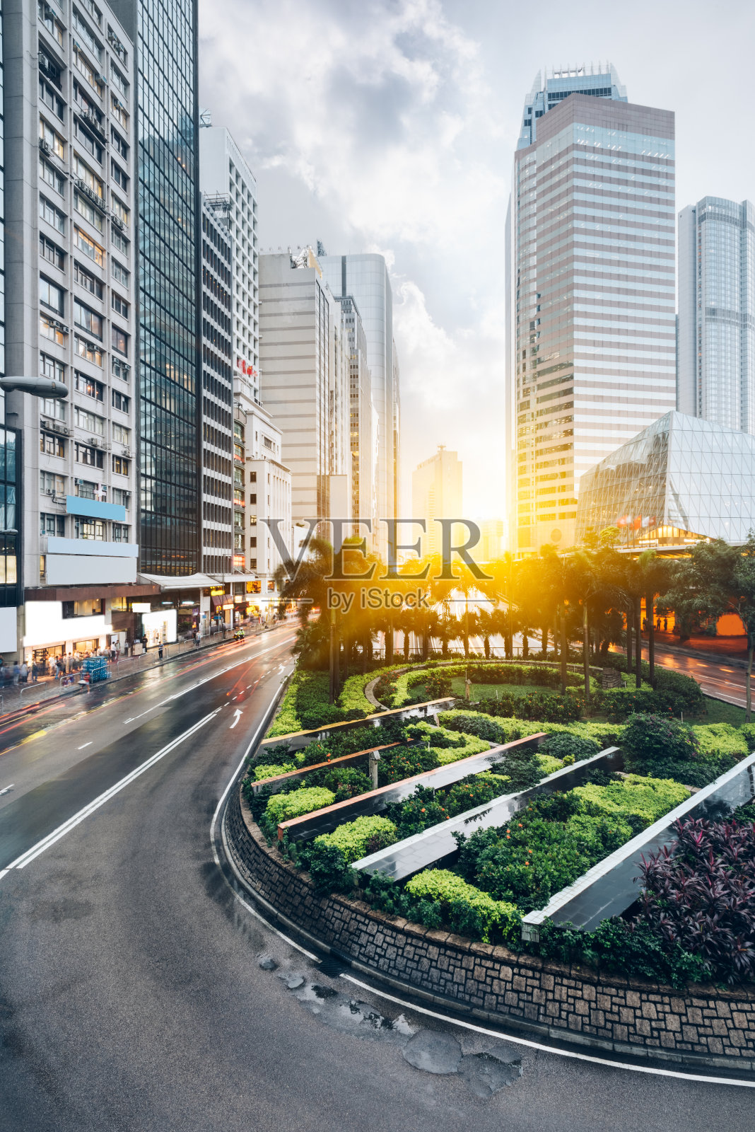 具有城市景观的城市交通道路照片摄影图片