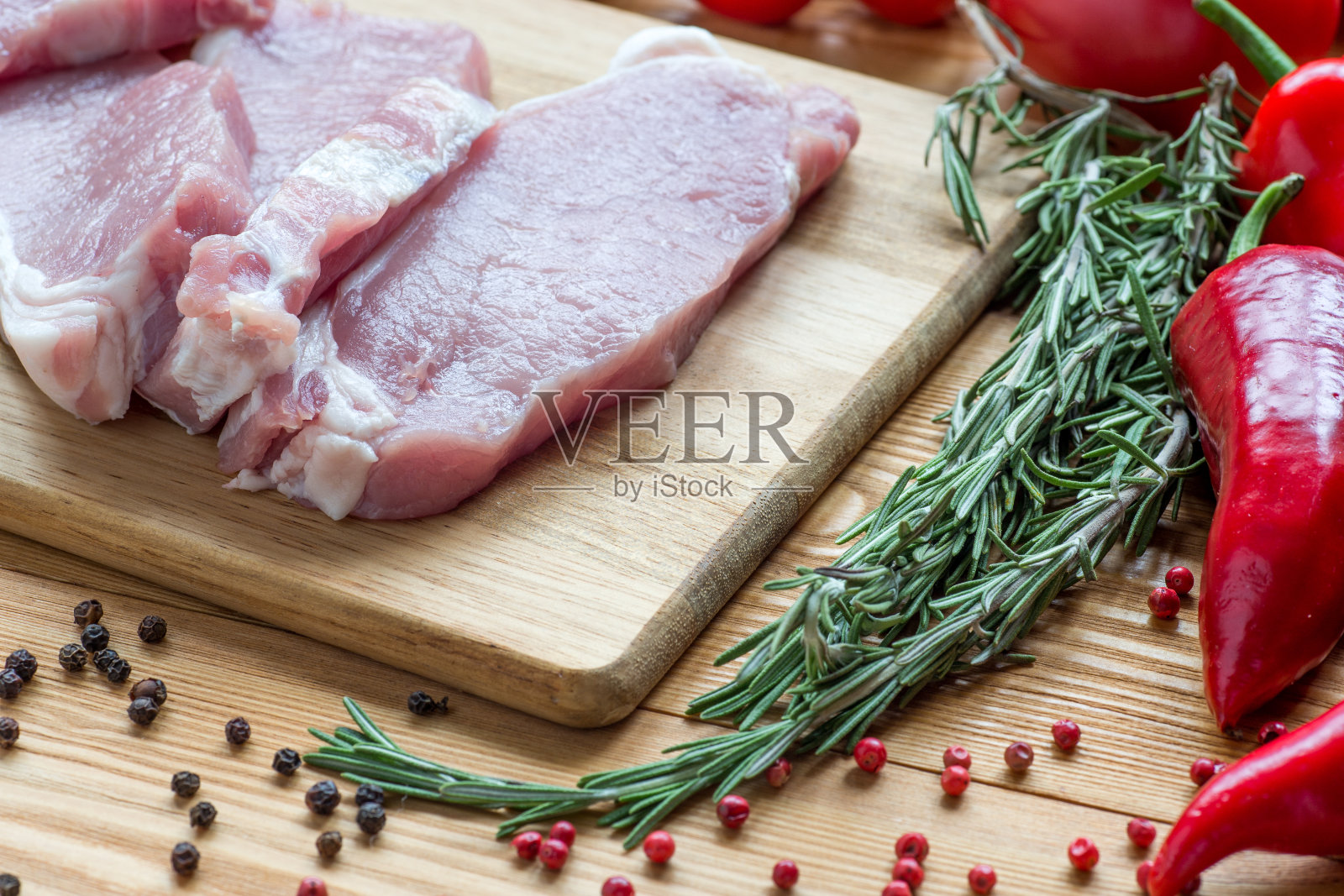 切菜板上的生猪肉和蔬菜照片摄影图片