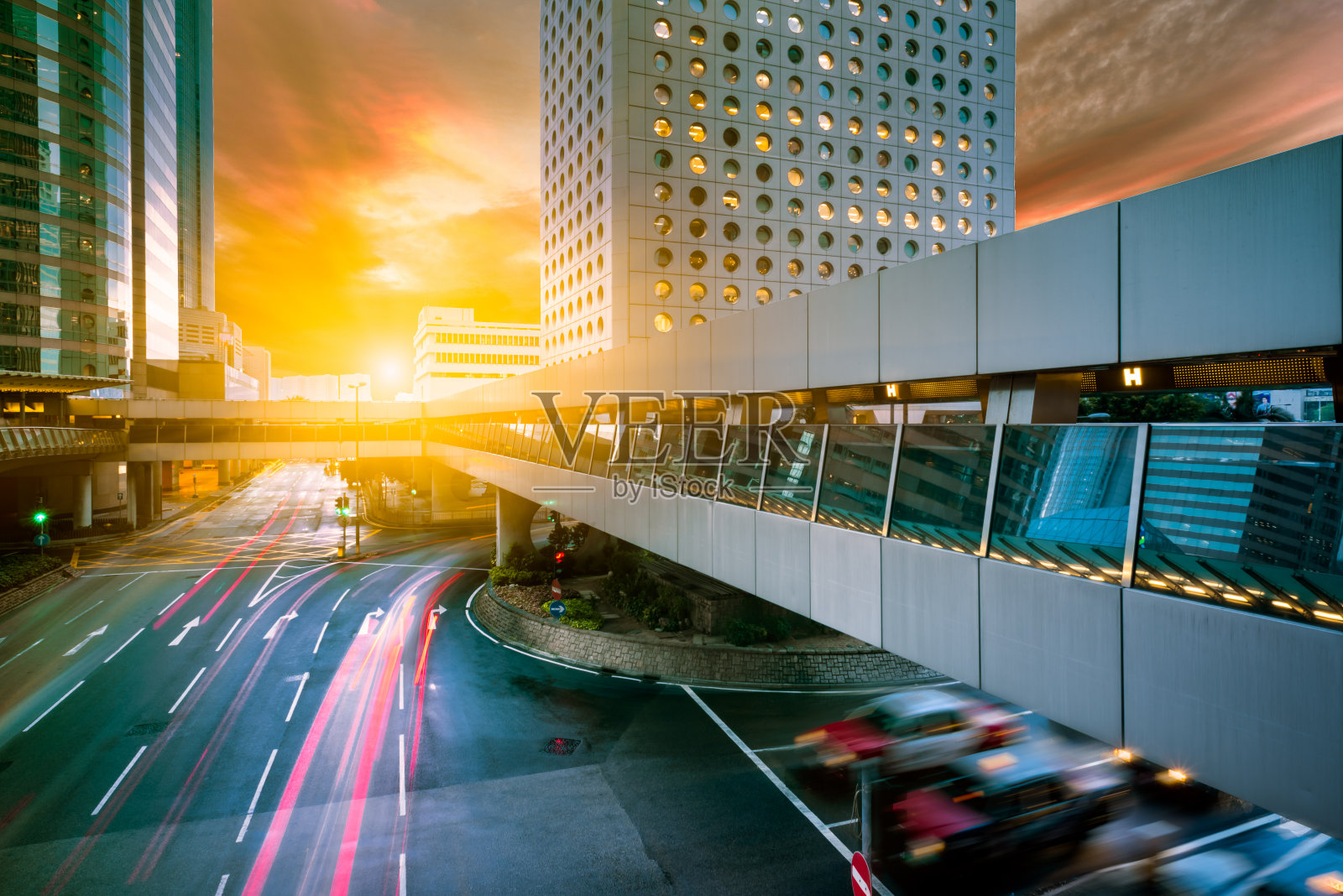 具有城市景观的城市交通道路照片摄影图片