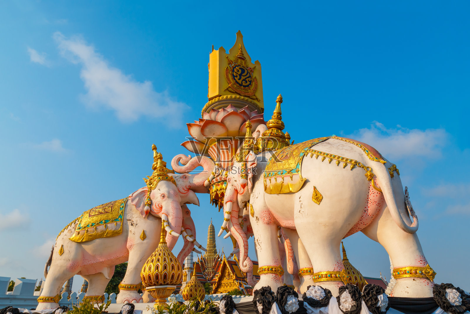 泰国曼谷佛寺和大皇宫前的大象雕像照片摄影图片