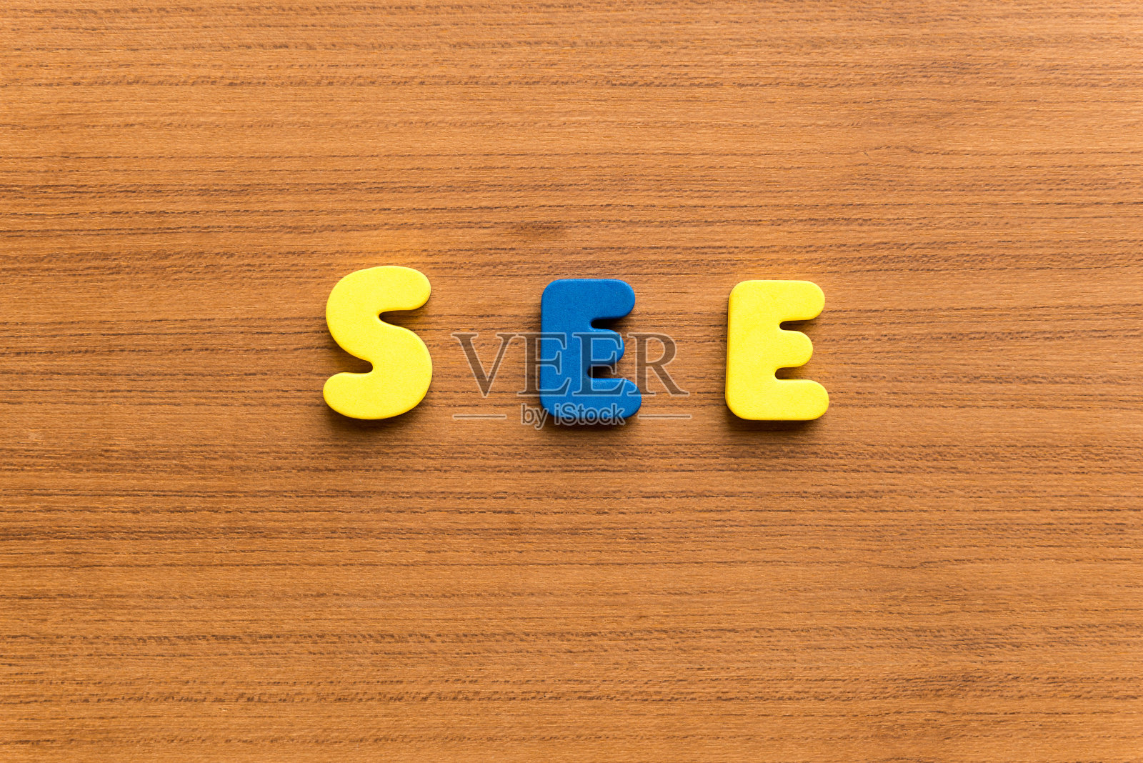 木质背景上的彩色文字照片摄影图片