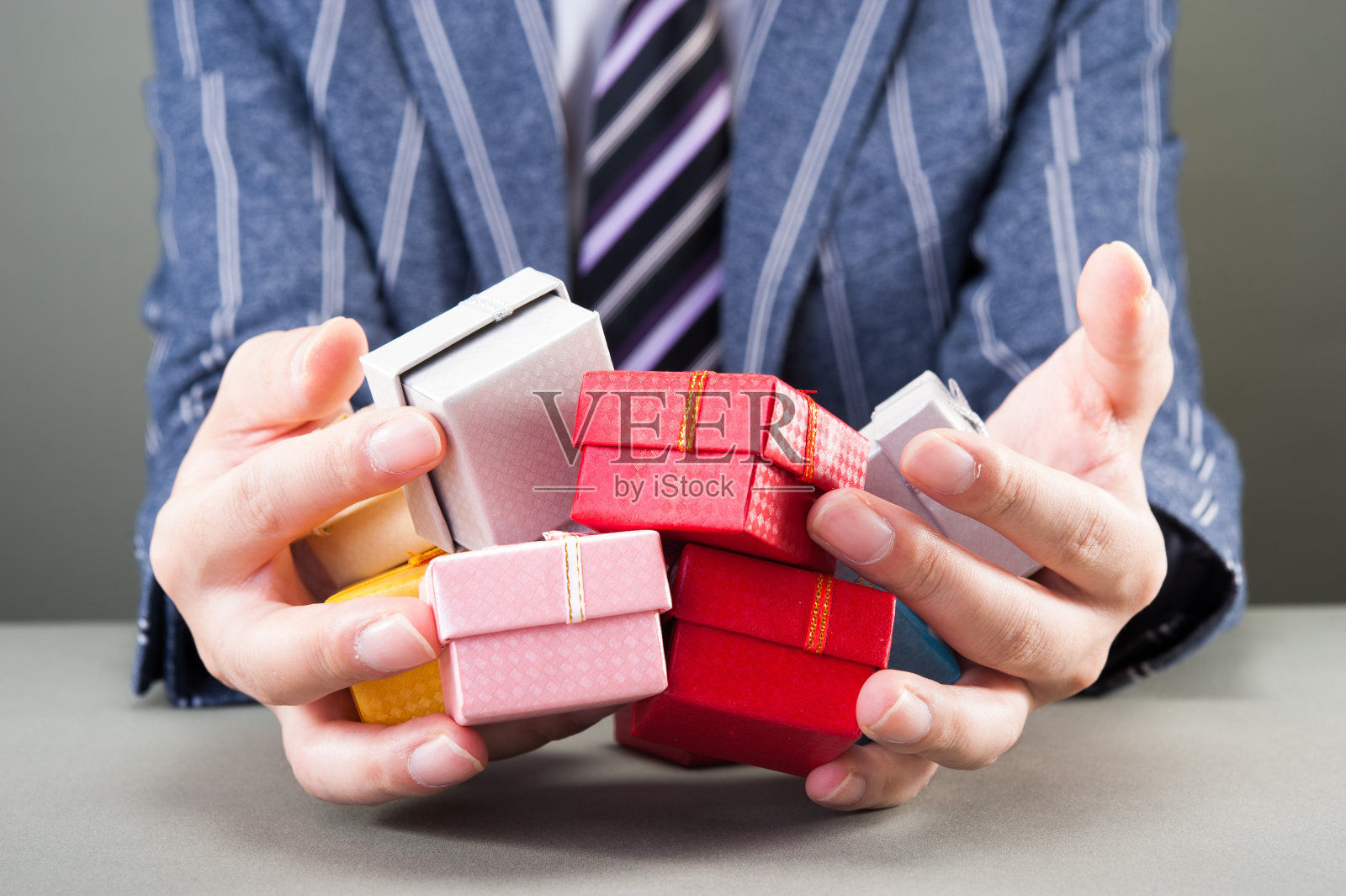 商人及礼品盒照片摄影图片