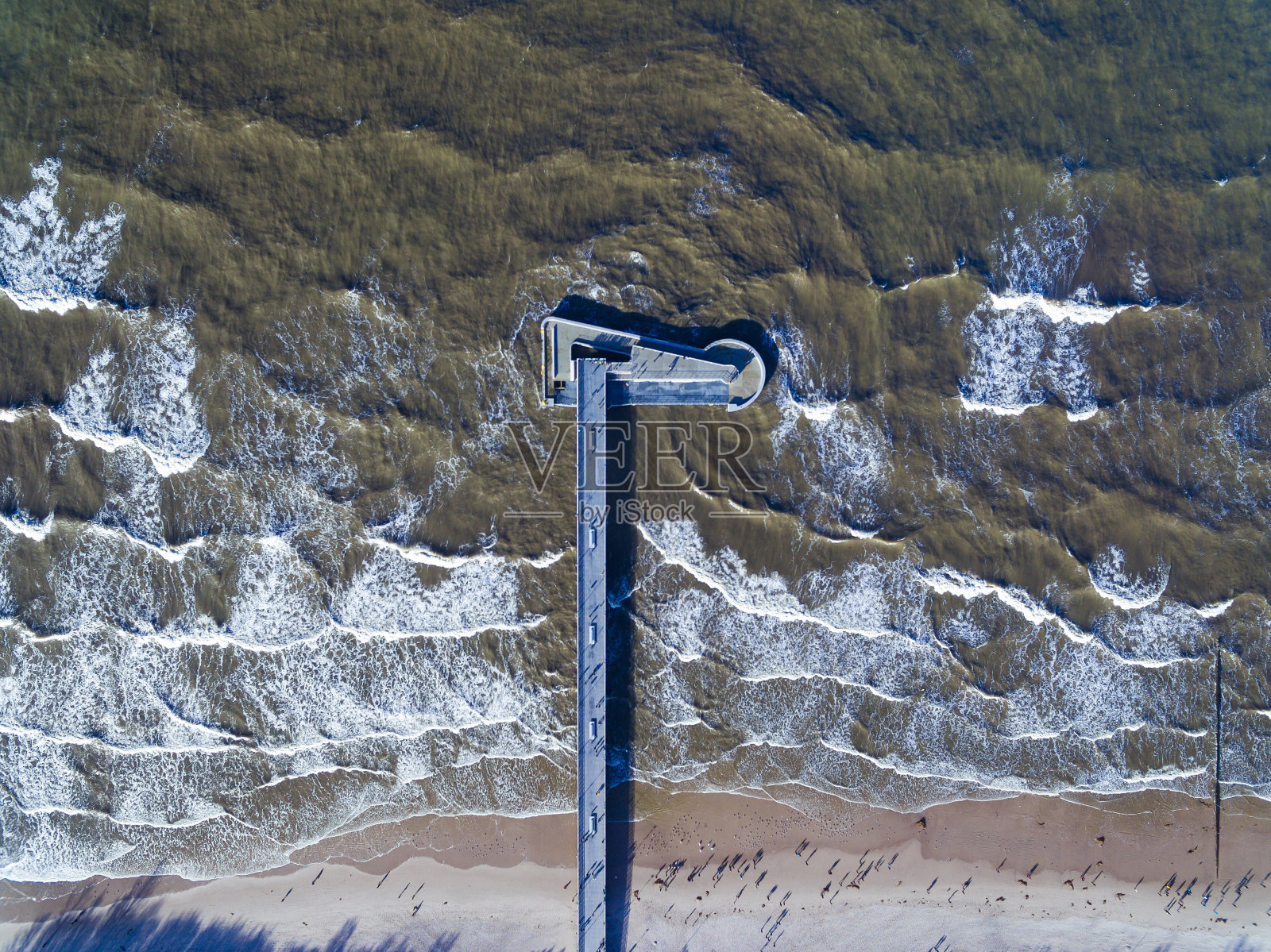 海滩上的码头，从上面看照片摄影图片