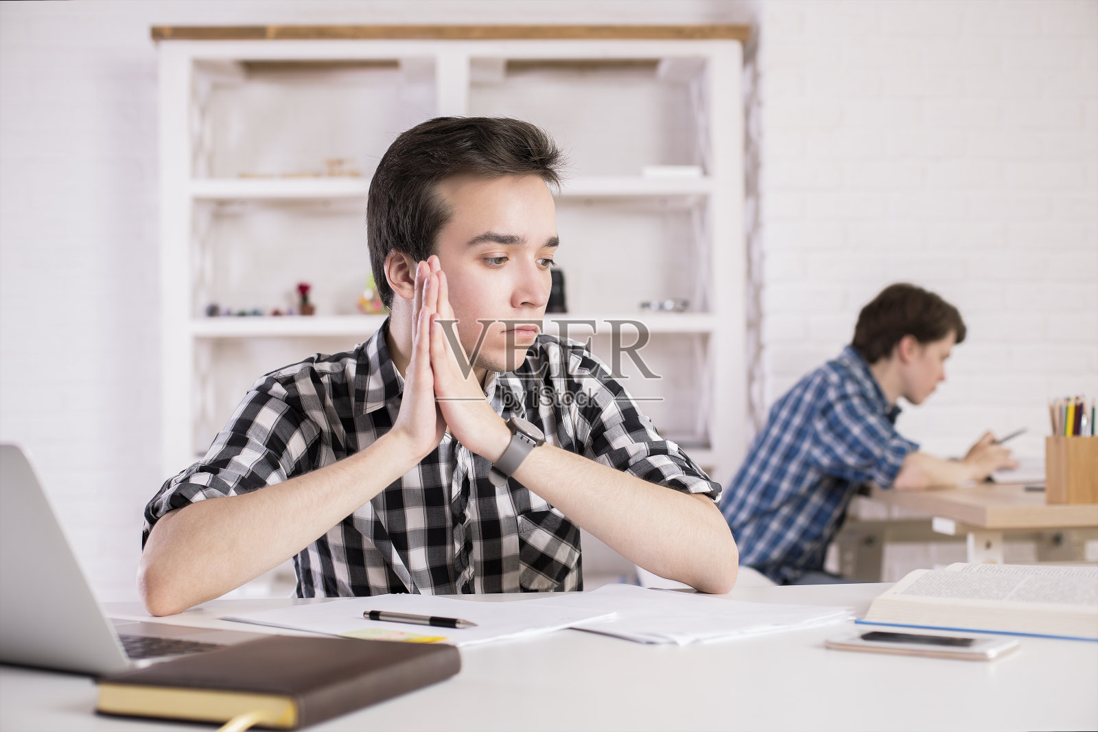 年轻的商人在办公室工作照片摄影图片