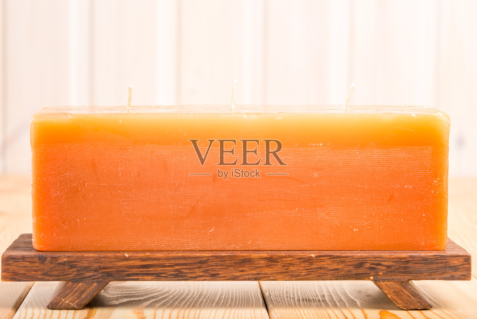 粗糙的手工蜡烛在木支撑近照片摄影图片