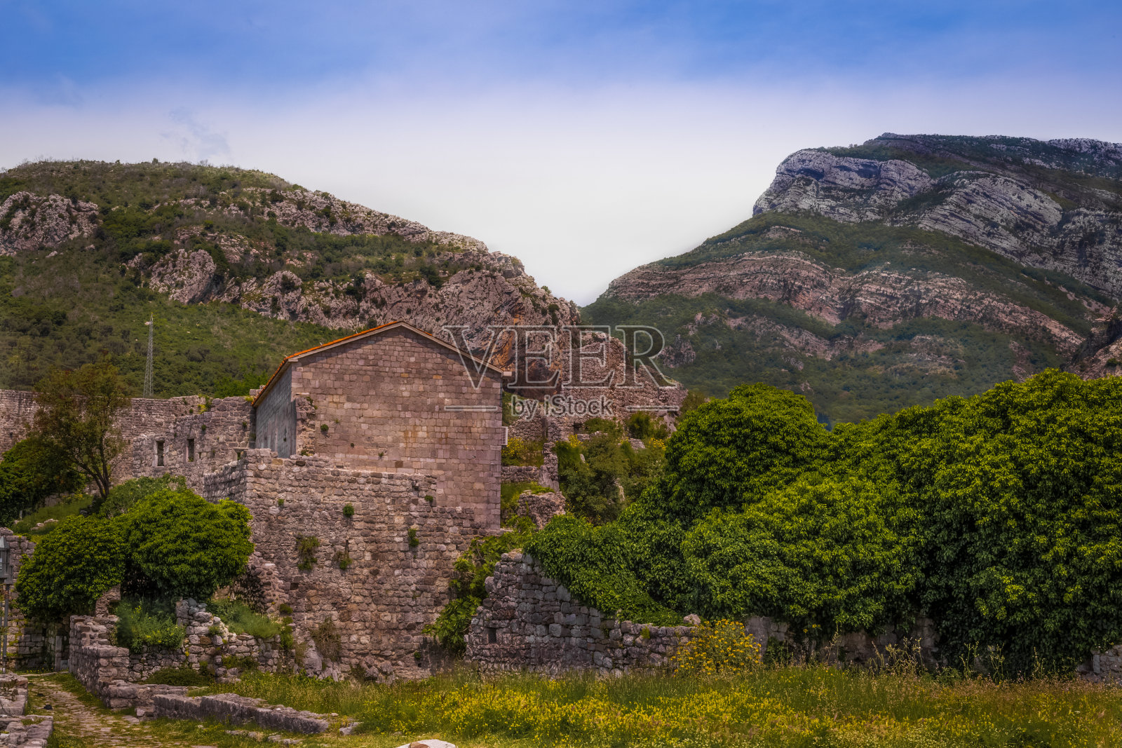 傍晚山上的废墟。照片摄影图片