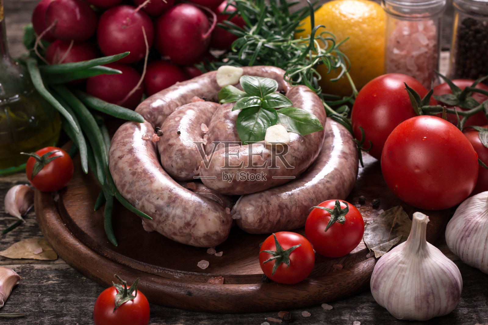 新鲜的香肠搭配新鲜迷迭香照片摄影图片