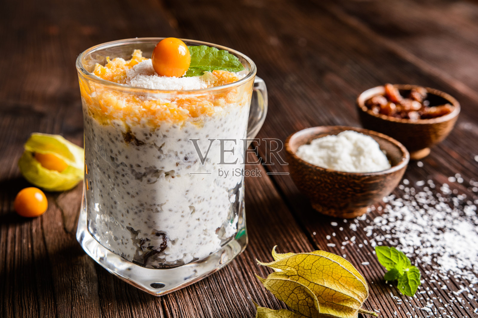 酸奶加奇亚，椰子，蜂蜜和酸浆照片摄影图片