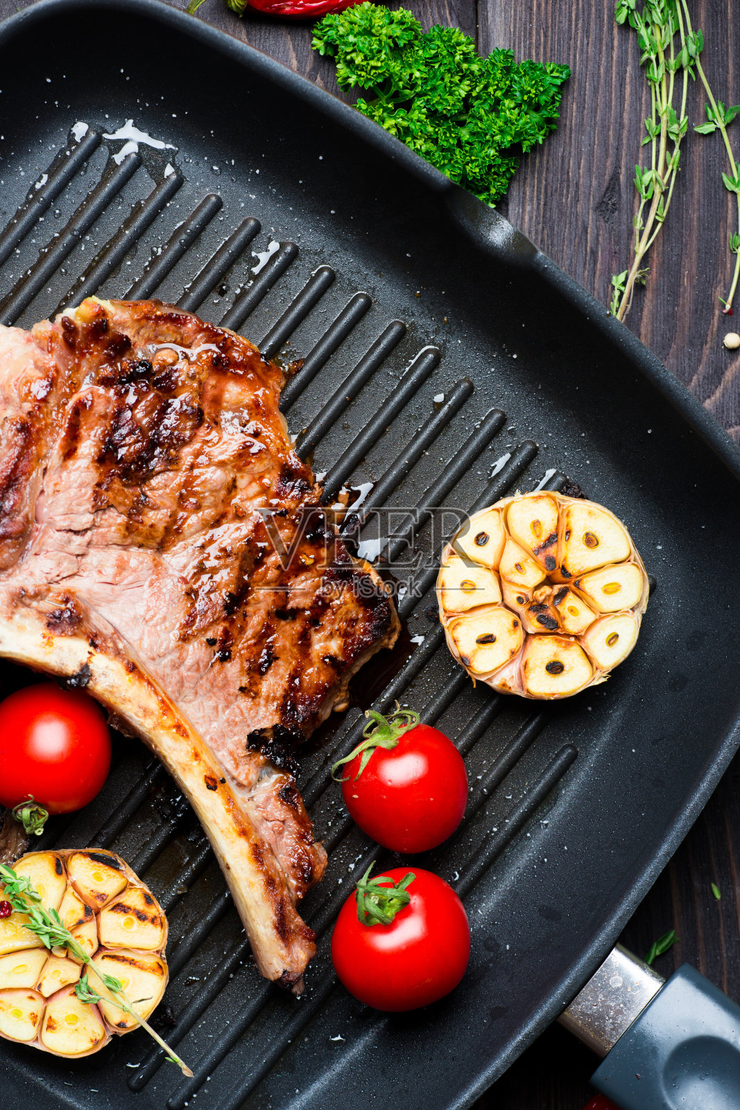 牛排加香草和胡椒照片摄影图片