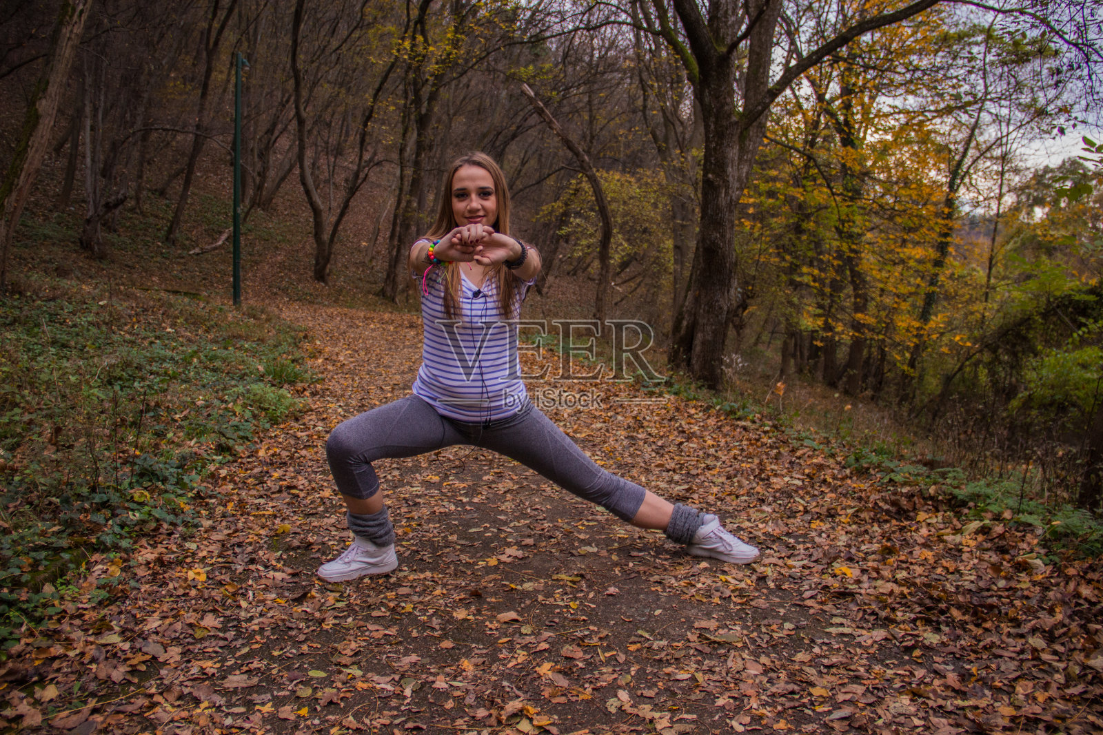 在公园里伸展照片摄影图片