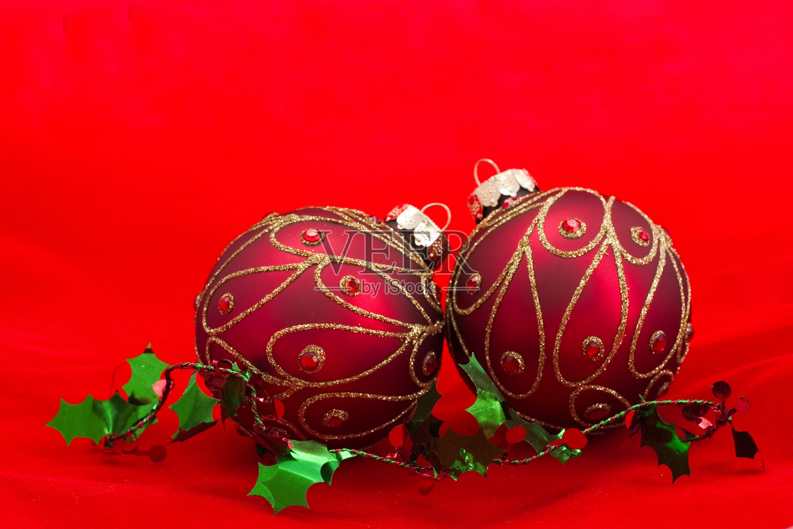 红色背景上的圣诞装饰品照片摄影图片