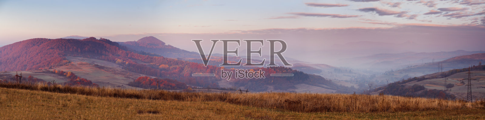 十一月份喀尔巴阡山脉的一个阳光明媚的早晨照片摄影图片