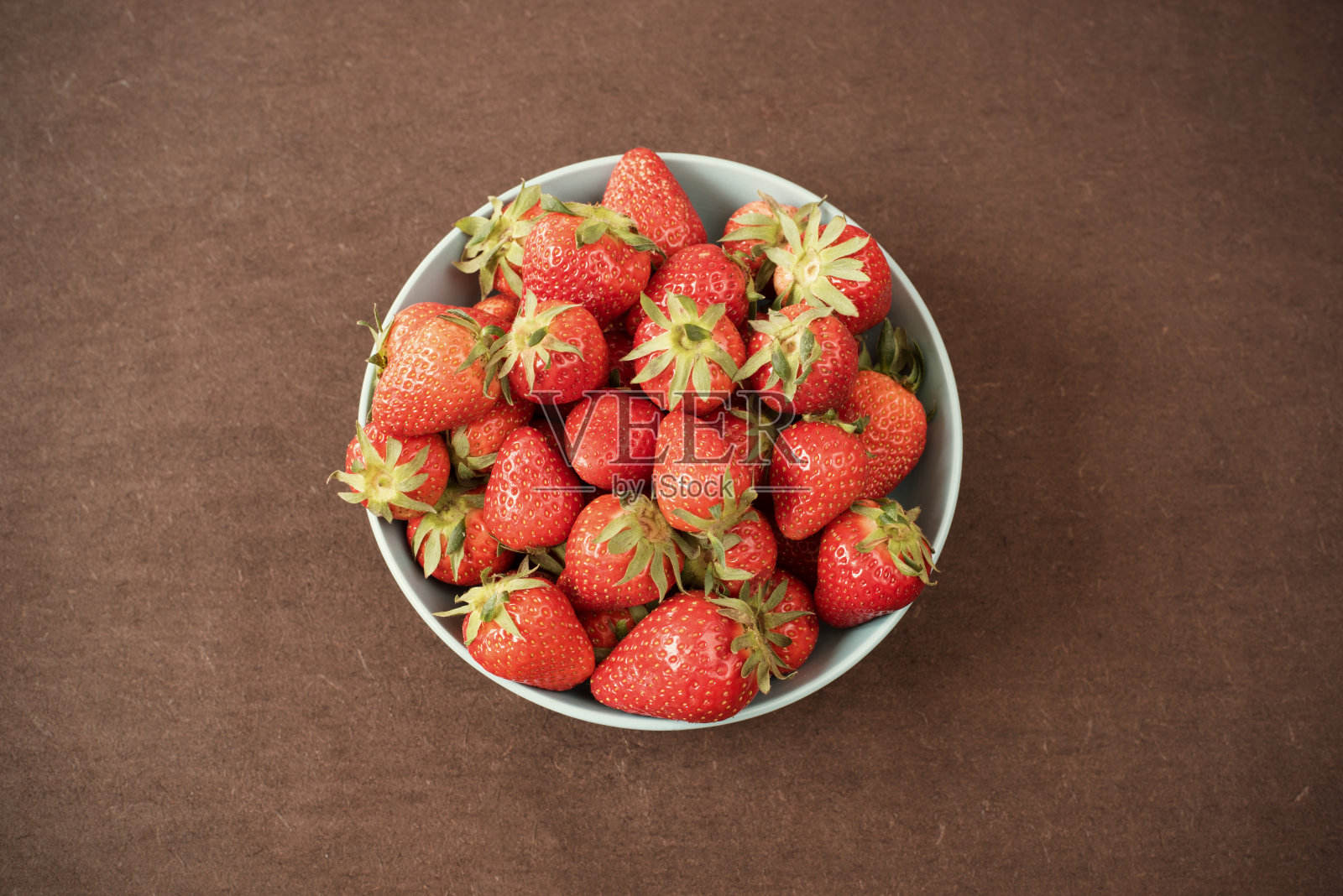 一堆多汁熟透的新鲜有机草莓照片摄影图片