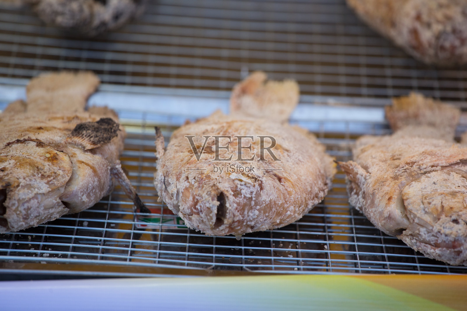 新鲜美味的烤鱼，罗非鱼，尼罗鱼加盐照片摄影图片