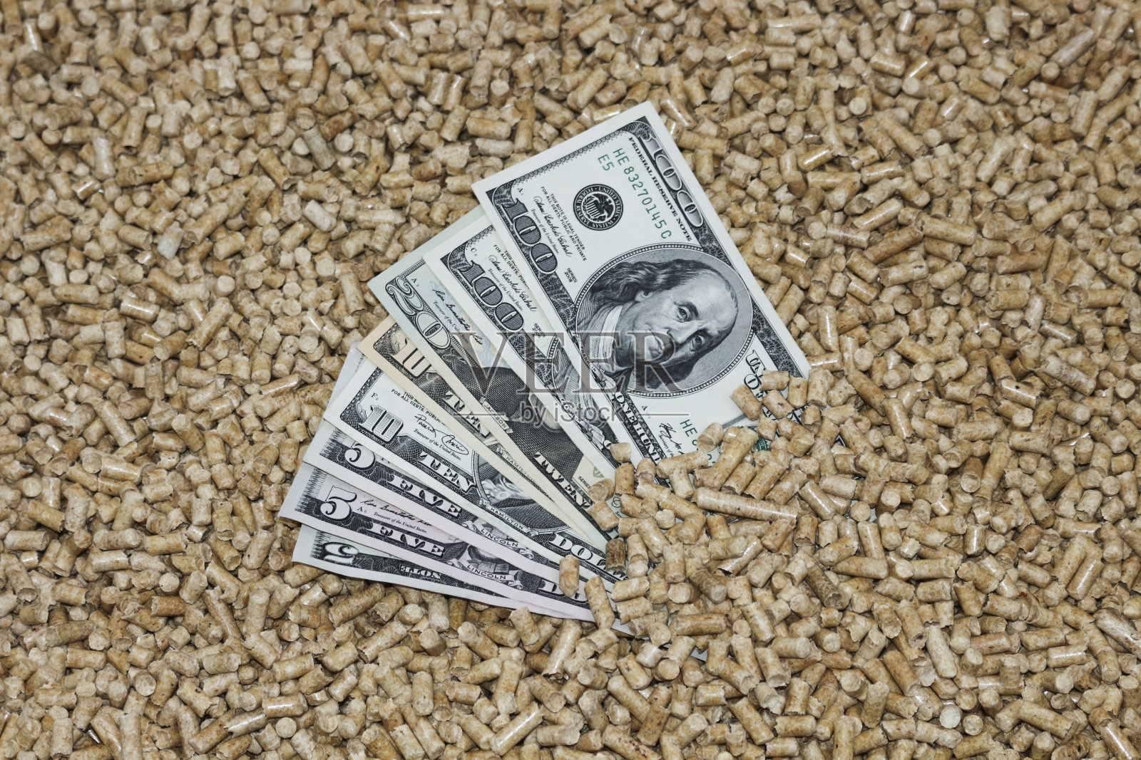 木屑和钱，美元。照片摄影图片