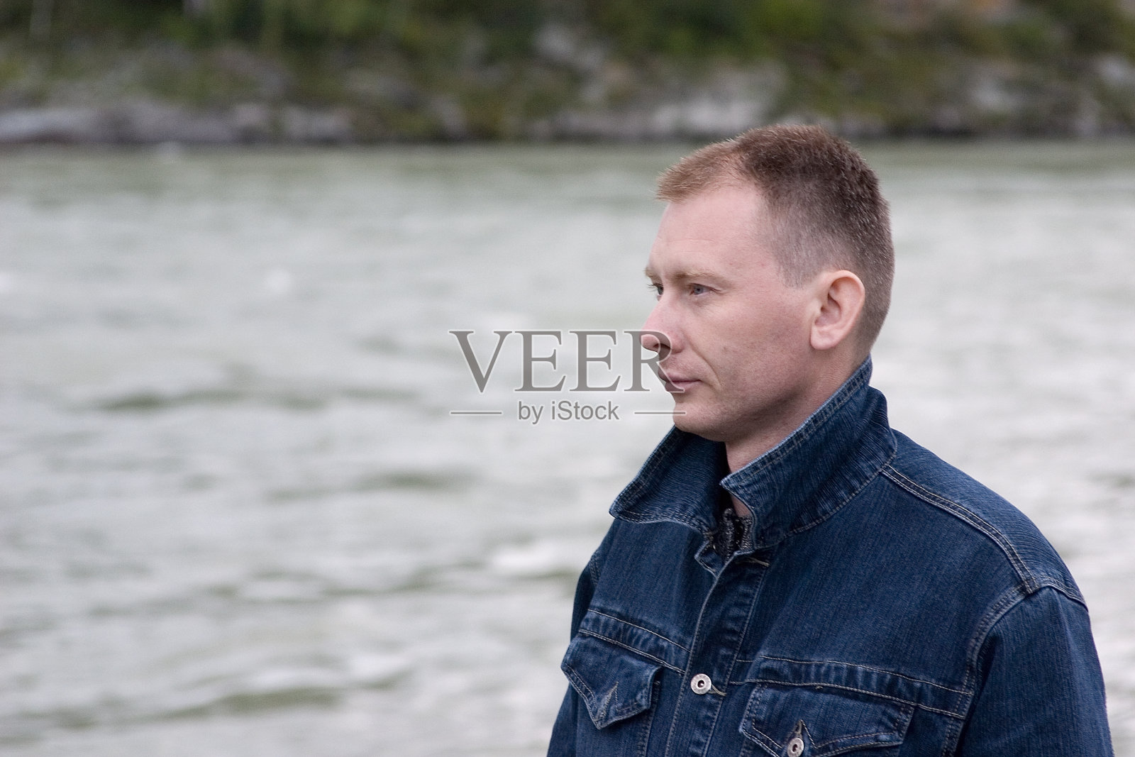 严肃的人。照片摄影图片