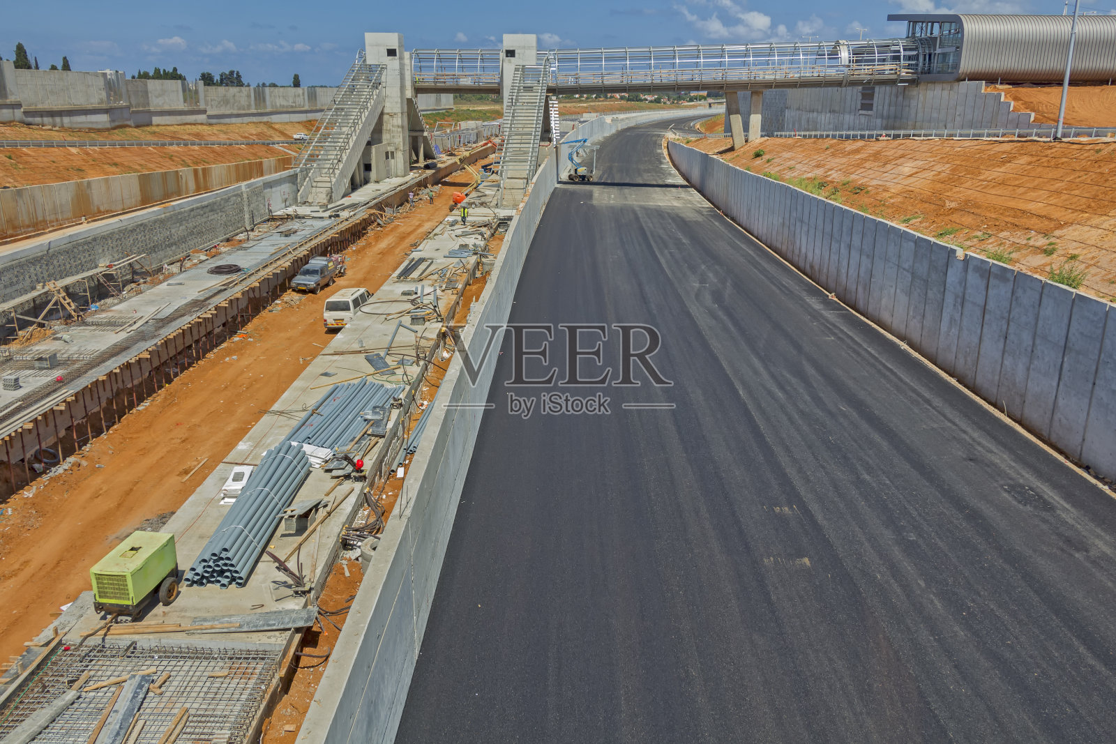 在铺路。照片摄影图片