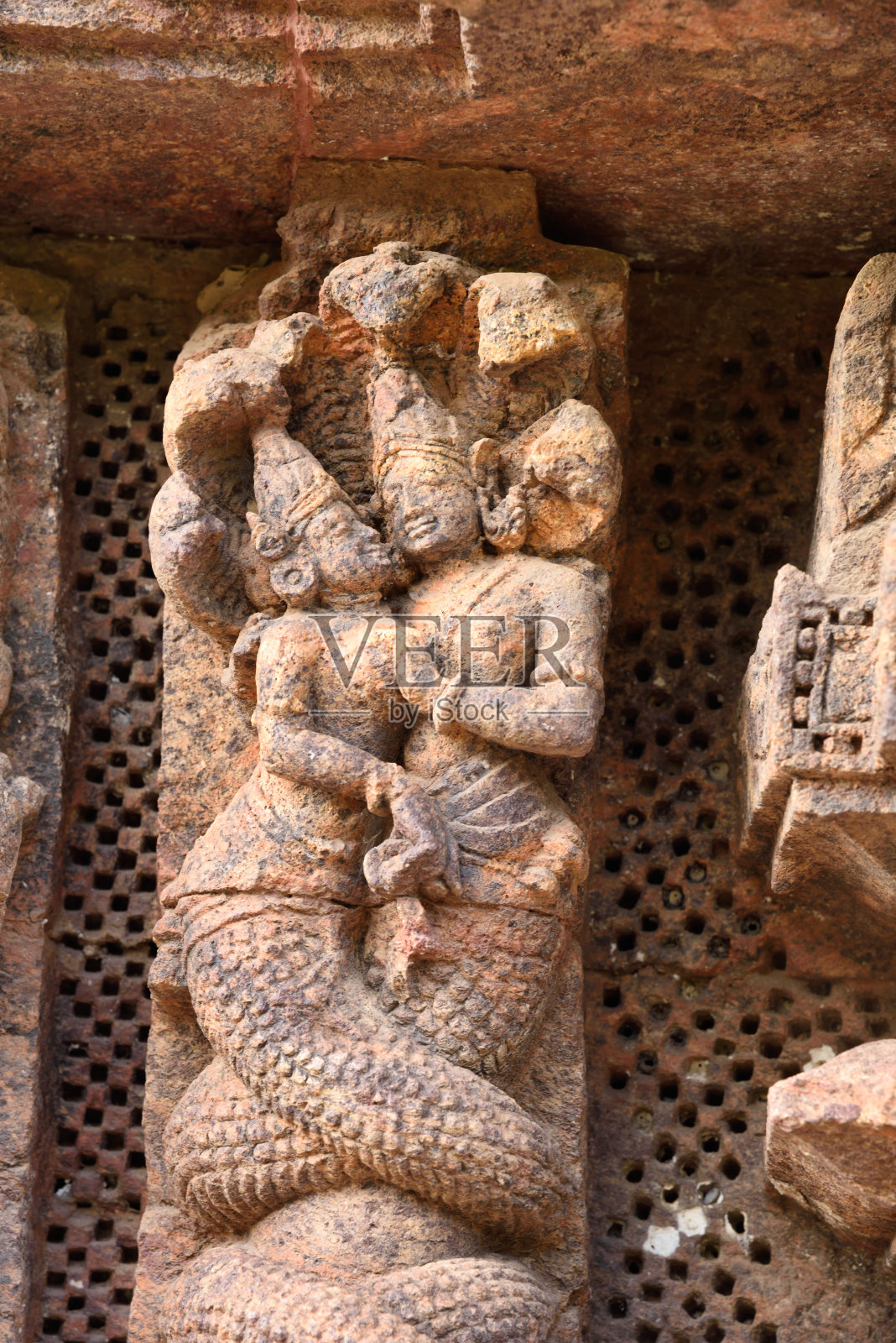 科纳克太阳寺的装饰石雕墙，照片摄影图片