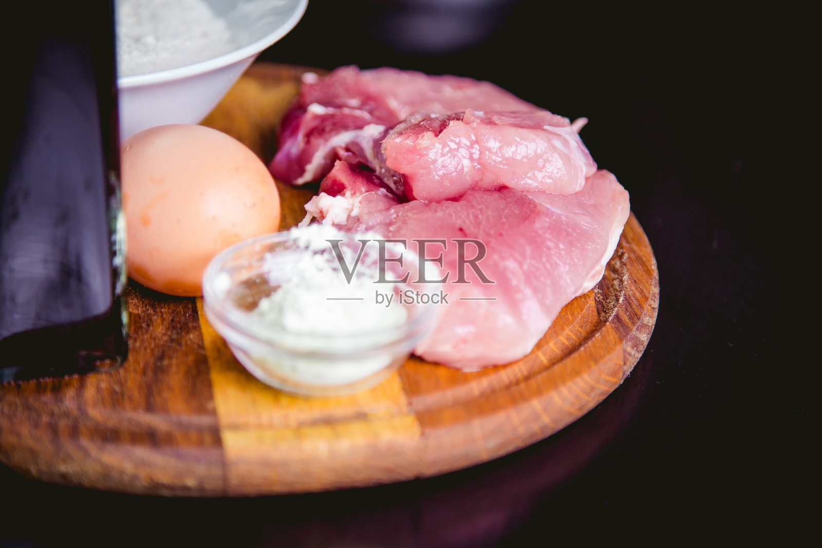 新鲜美味的猪排，生食菜肴照片摄影图片