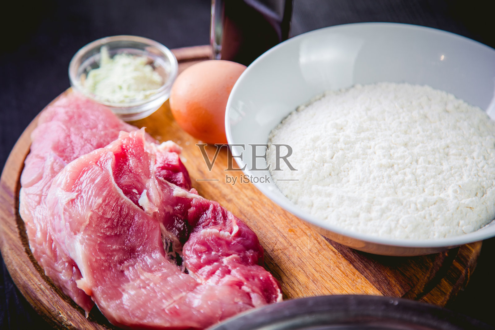 新鲜美味的猪排，生食菜肴照片摄影图片