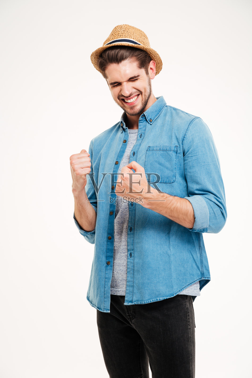 戴着帽子的休闲帅哥乐于独处照片摄影图片