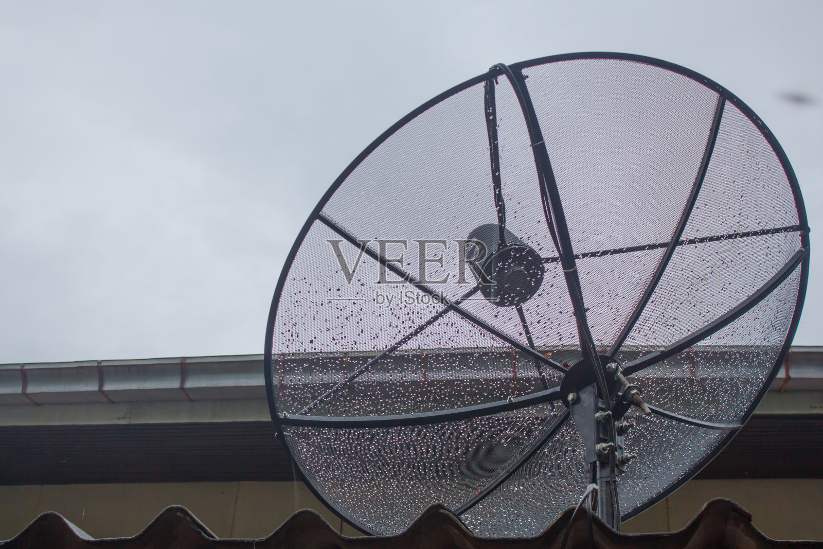 卫星天线上的一滴水照片摄影图片