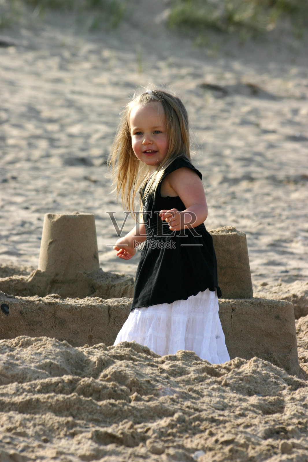 沙滩时间-建造沙堡照片摄影图片