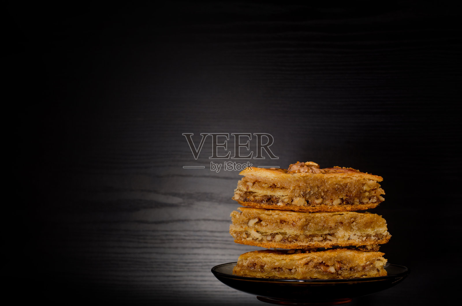 蜜巴克拉瓦，传统的土耳其甜食。拷贝空间，黑色背景照片摄影图片