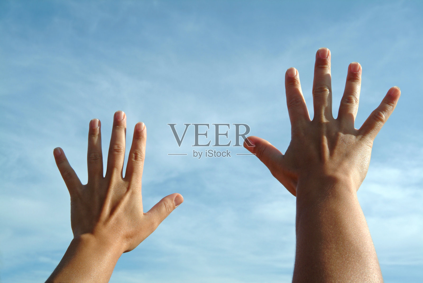 在天空中张开双手照片摄影图片