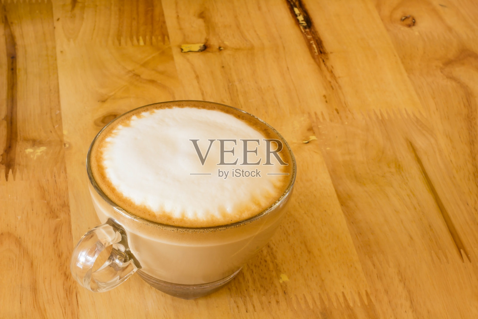 咖啡杯放在黄色质朴的桌子上。照片摄影图片