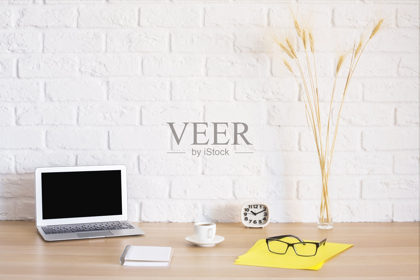 带笔记本电脑的明亮工作场所照片摄影图片