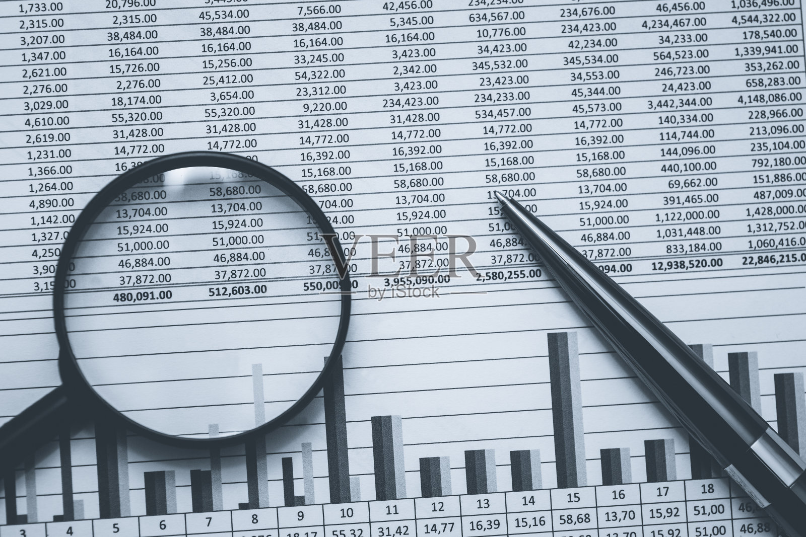 财务、股票、银行、会计、电子表格数据。概念黑白照片与放大镜和黑色金属笔。照片摄影图片