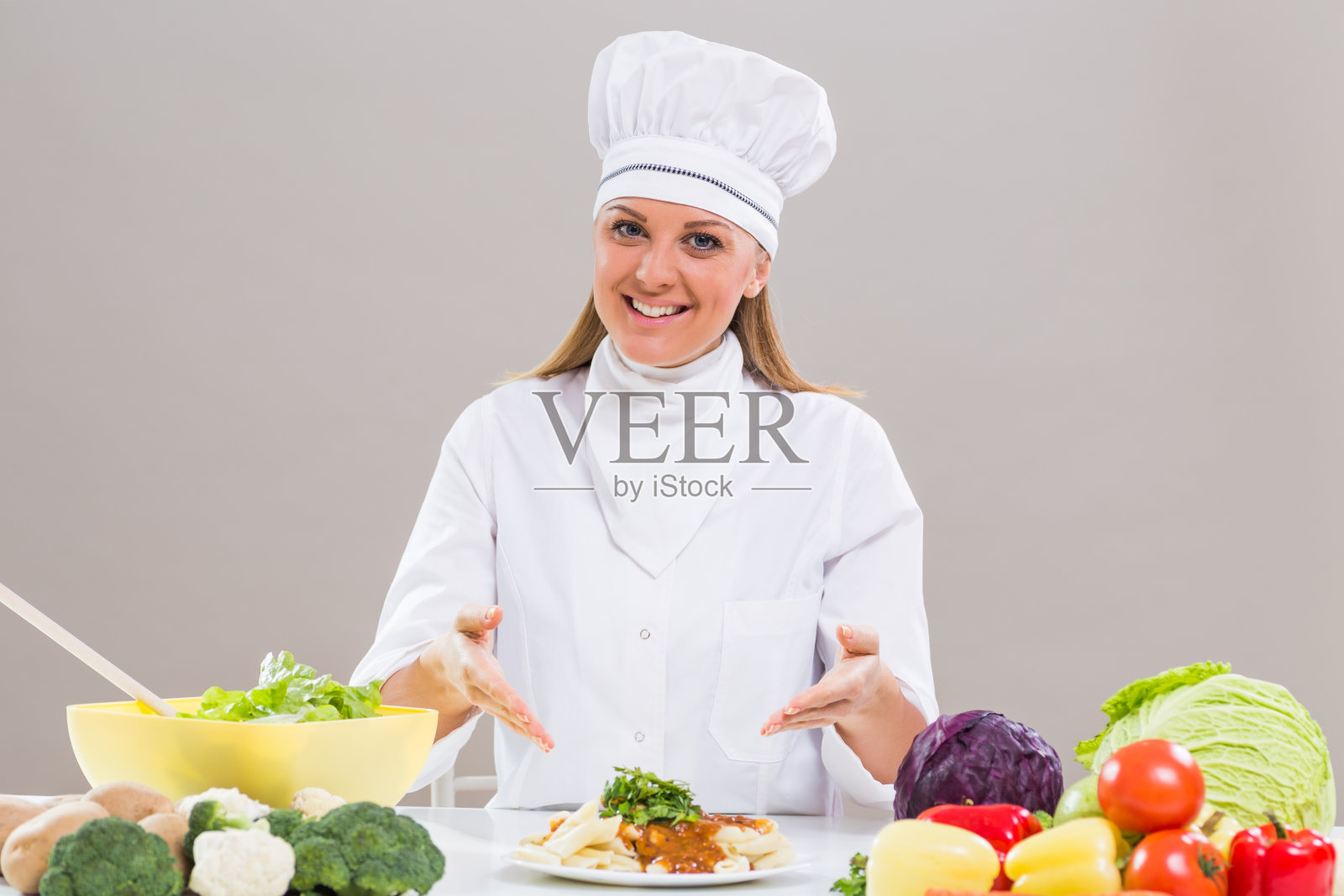 女厨师展示准备好的饭菜照片摄影图片