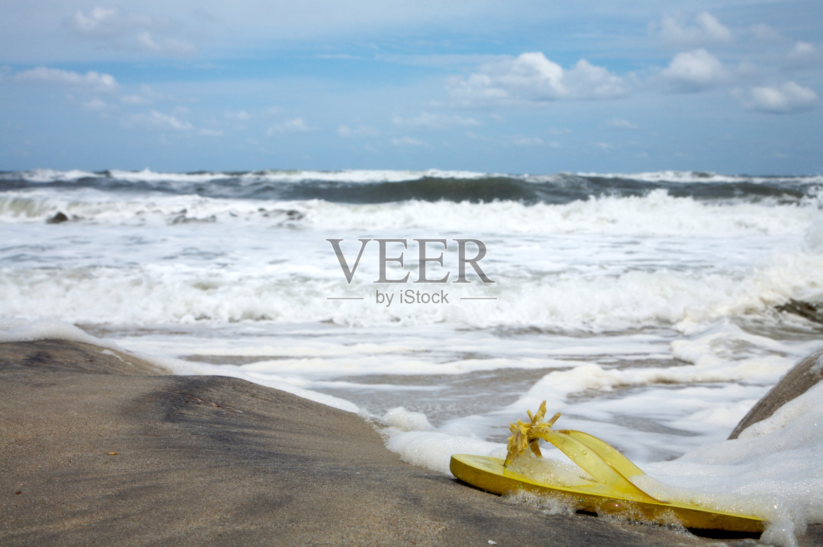 黄色沙滩凉鞋度假照片摄影图片