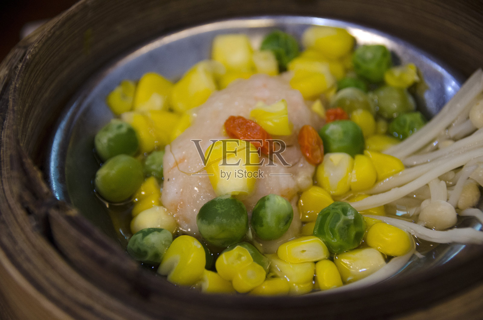 竹制点心，蘸酱油照片摄影图片