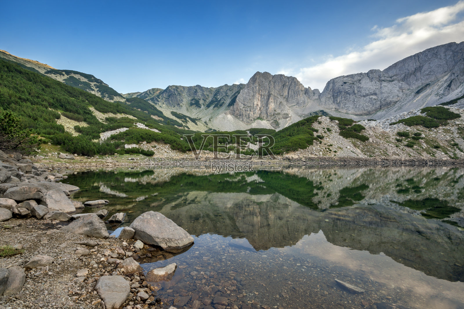 令人惊叹的锡纳尼察峰和湖泊，皮林山景观照片摄影图片