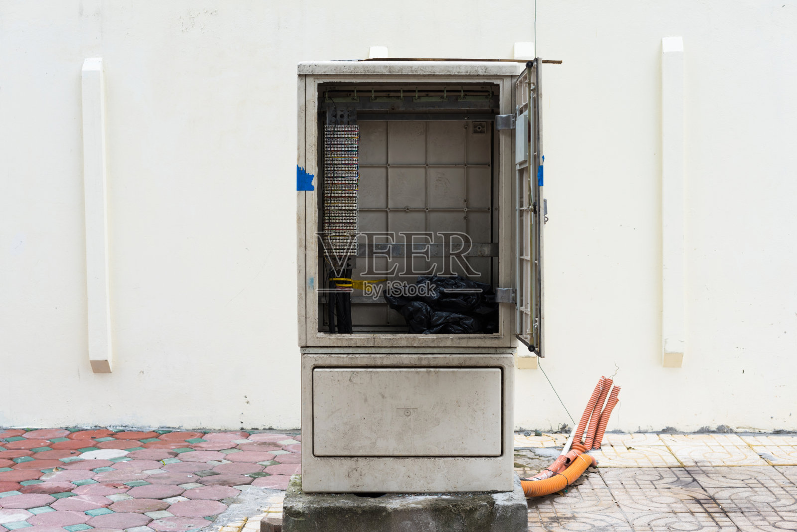 河内人行道上未使用的配电箱照片摄影图片