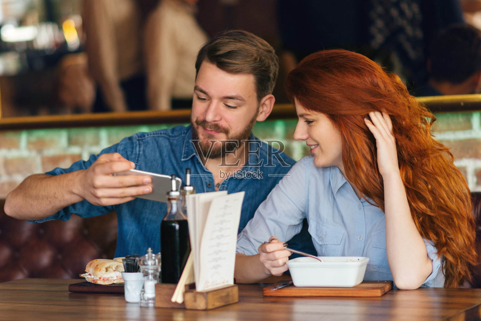 朋友们在宴会上聊天，玩得很开心。照片摄影图片
