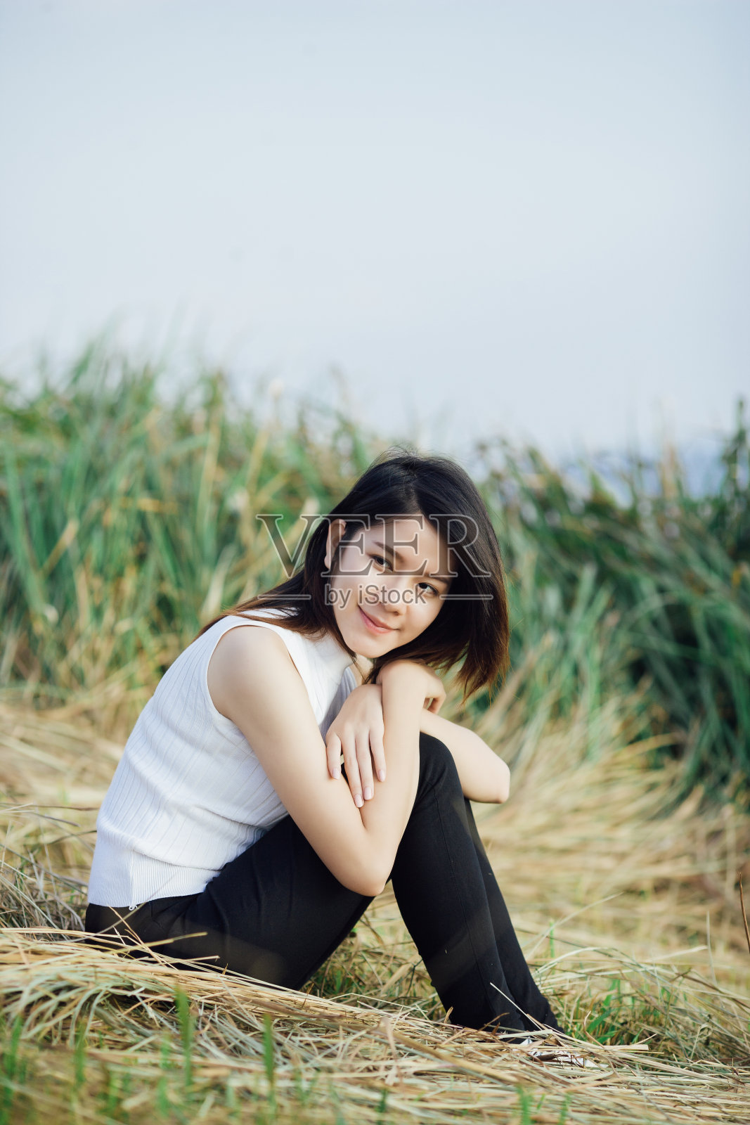 亚洲女孩在草地上放松身心。照片摄影图片