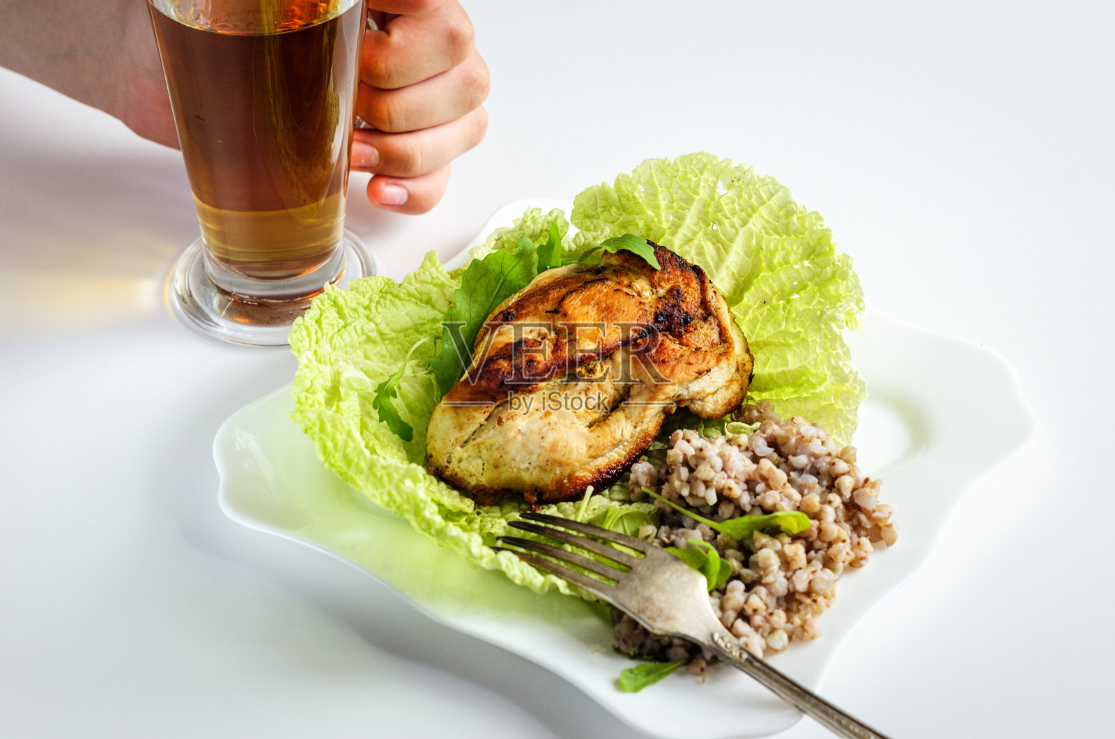 早餐有鸡肉和沙拉照片摄影图片