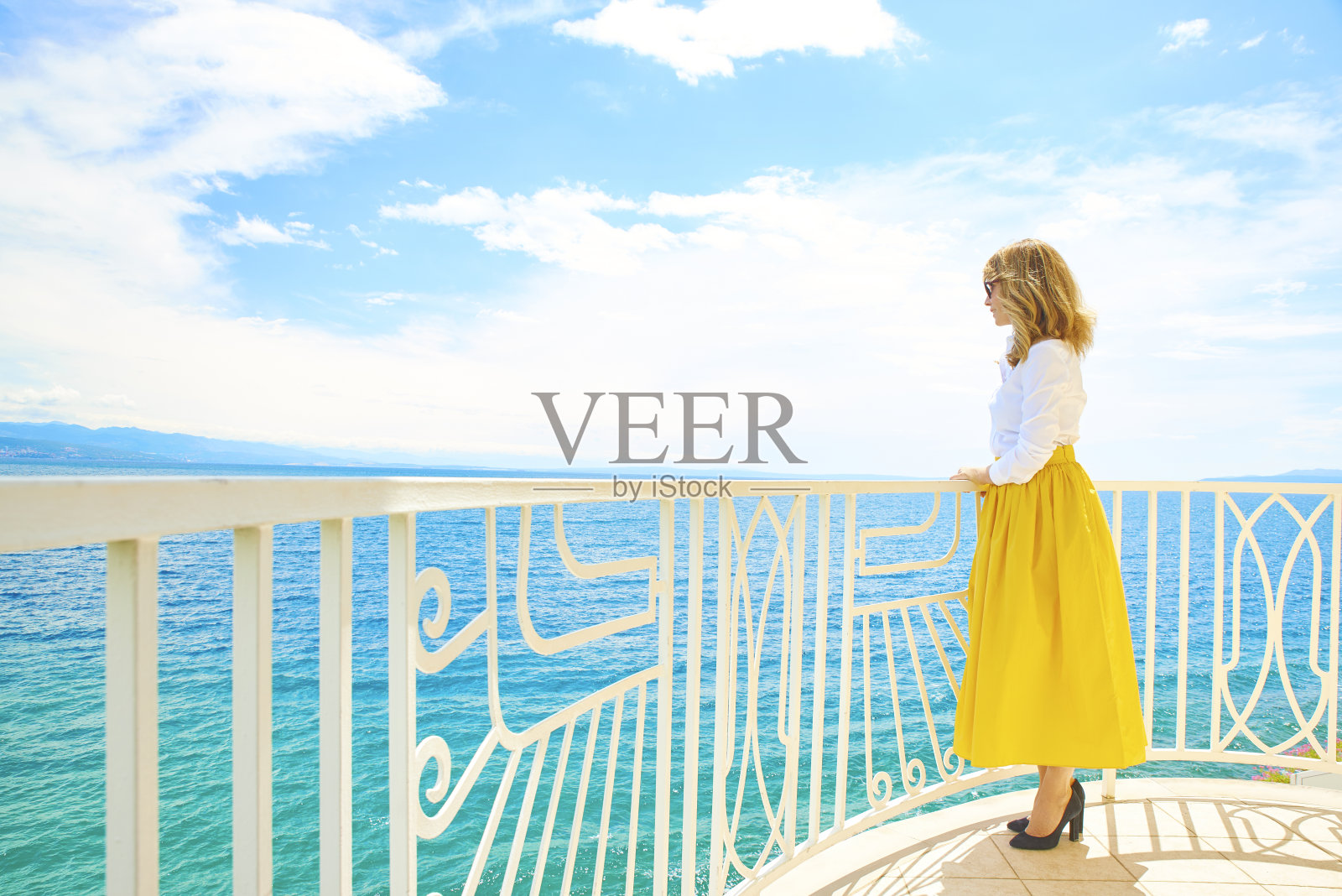 在海边欣赏风景的女人照片摄影图片