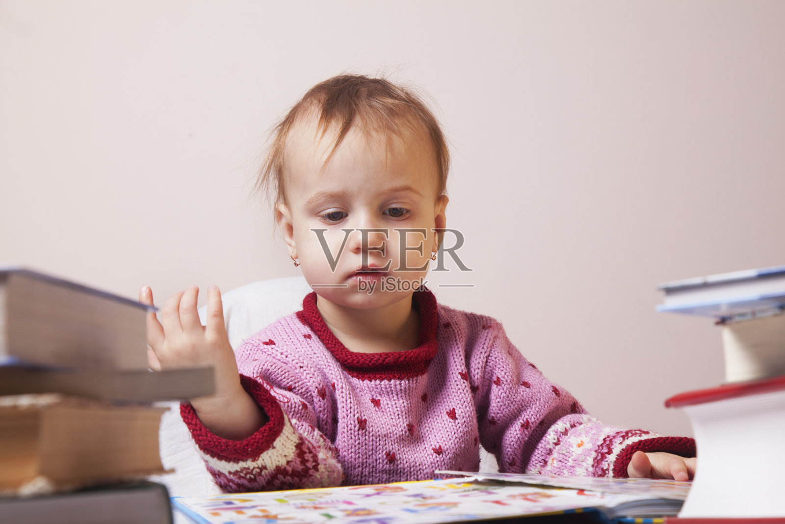 小女孩读书(发展、教育)照片摄影图片