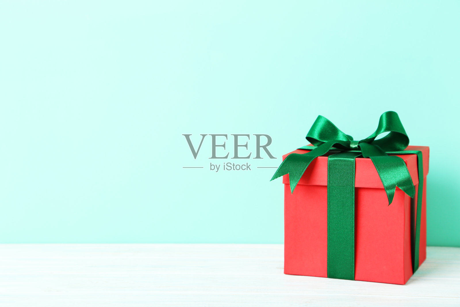 白色木桌上有丝带的礼盒照片摄影图片