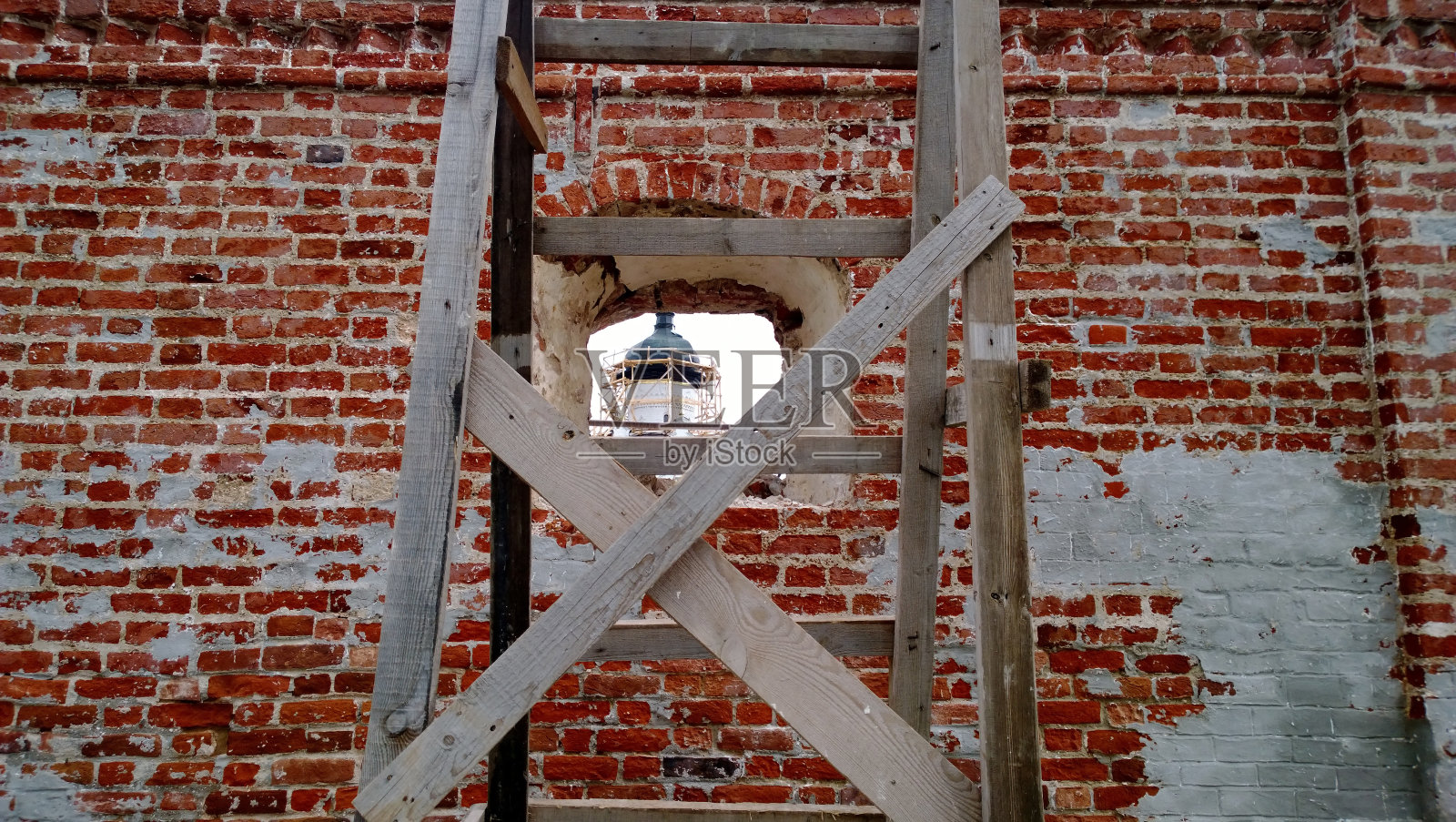 修道院的圆顶在一堵砖墙的窗户上照片摄影图片