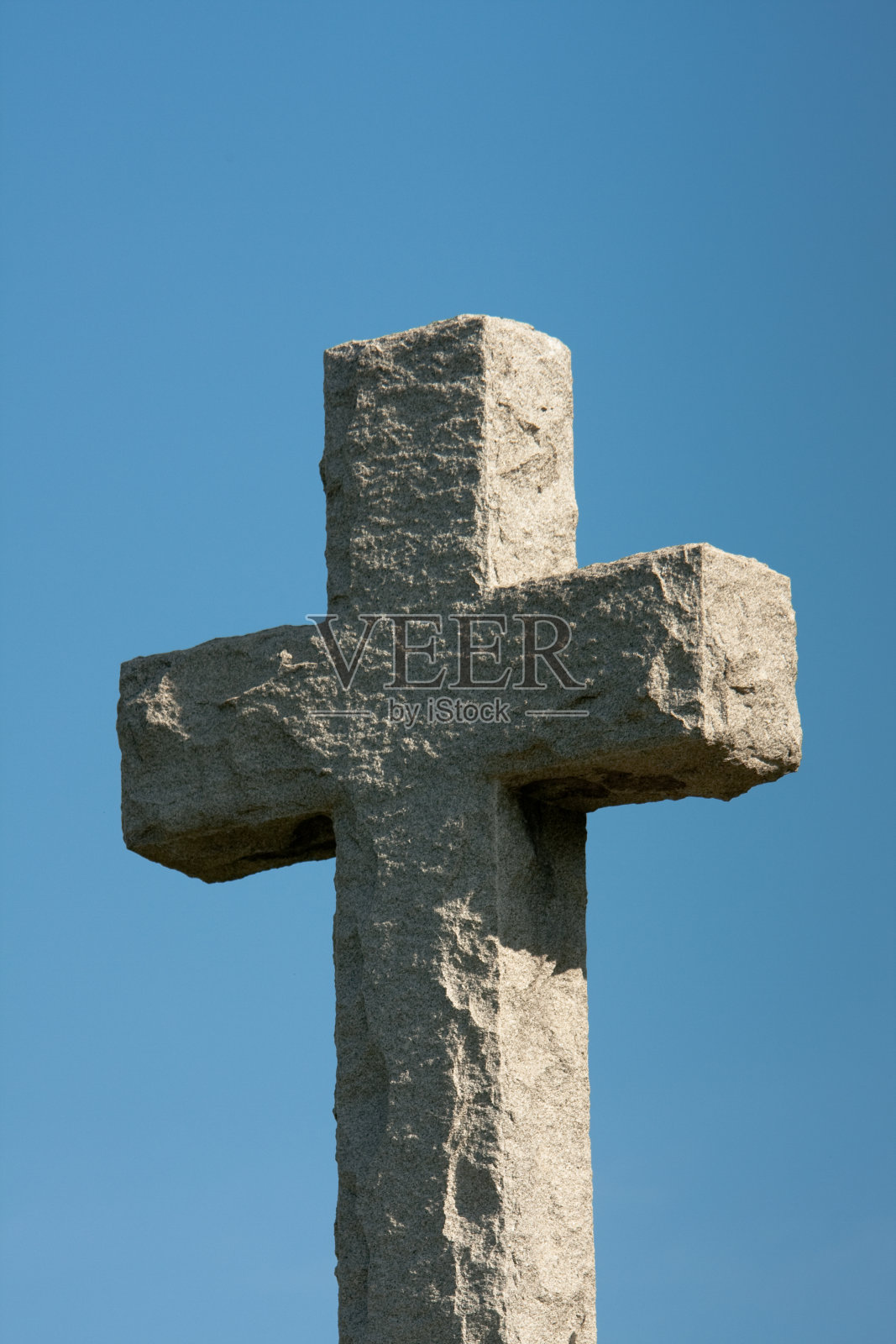 粗糙的石头十字架对着蓝天照片摄影图片