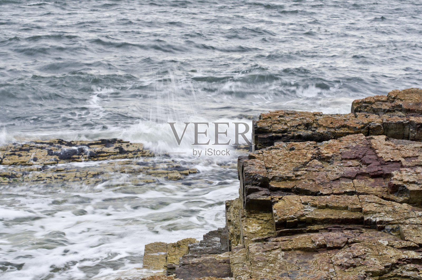 澳大利亚塔斯马尼亚岛，海浪拍打着岩层照片摄影图片