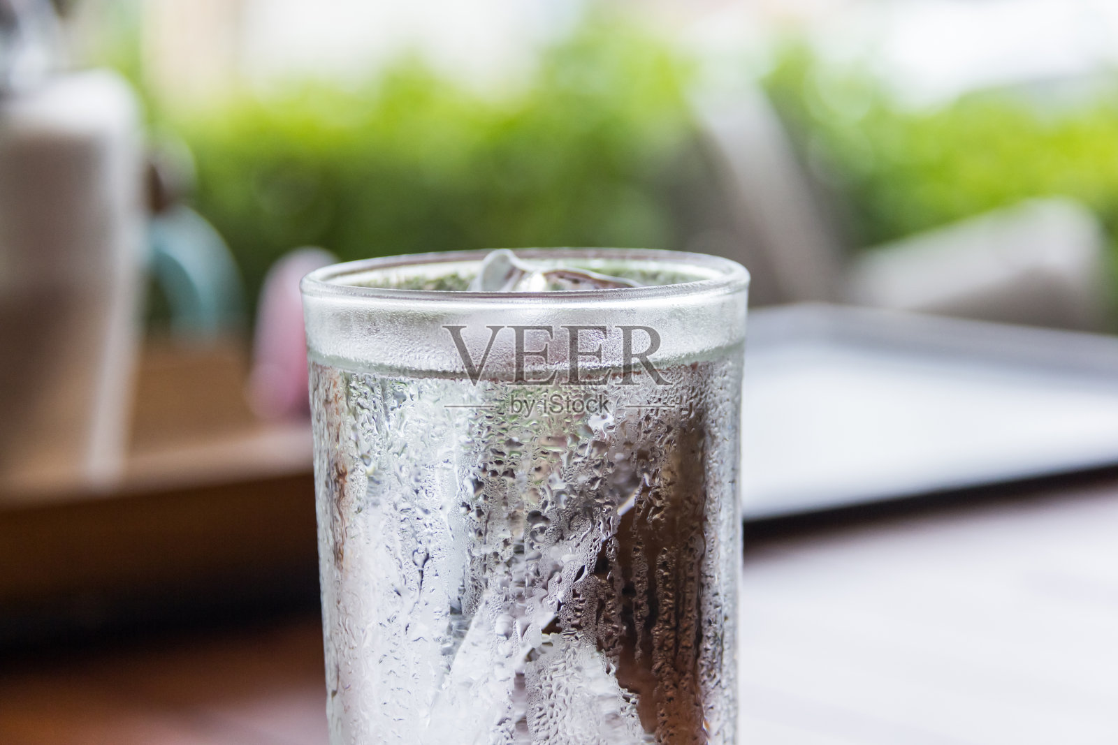 用纯净水在玻璃杯中冷却照片摄影图片