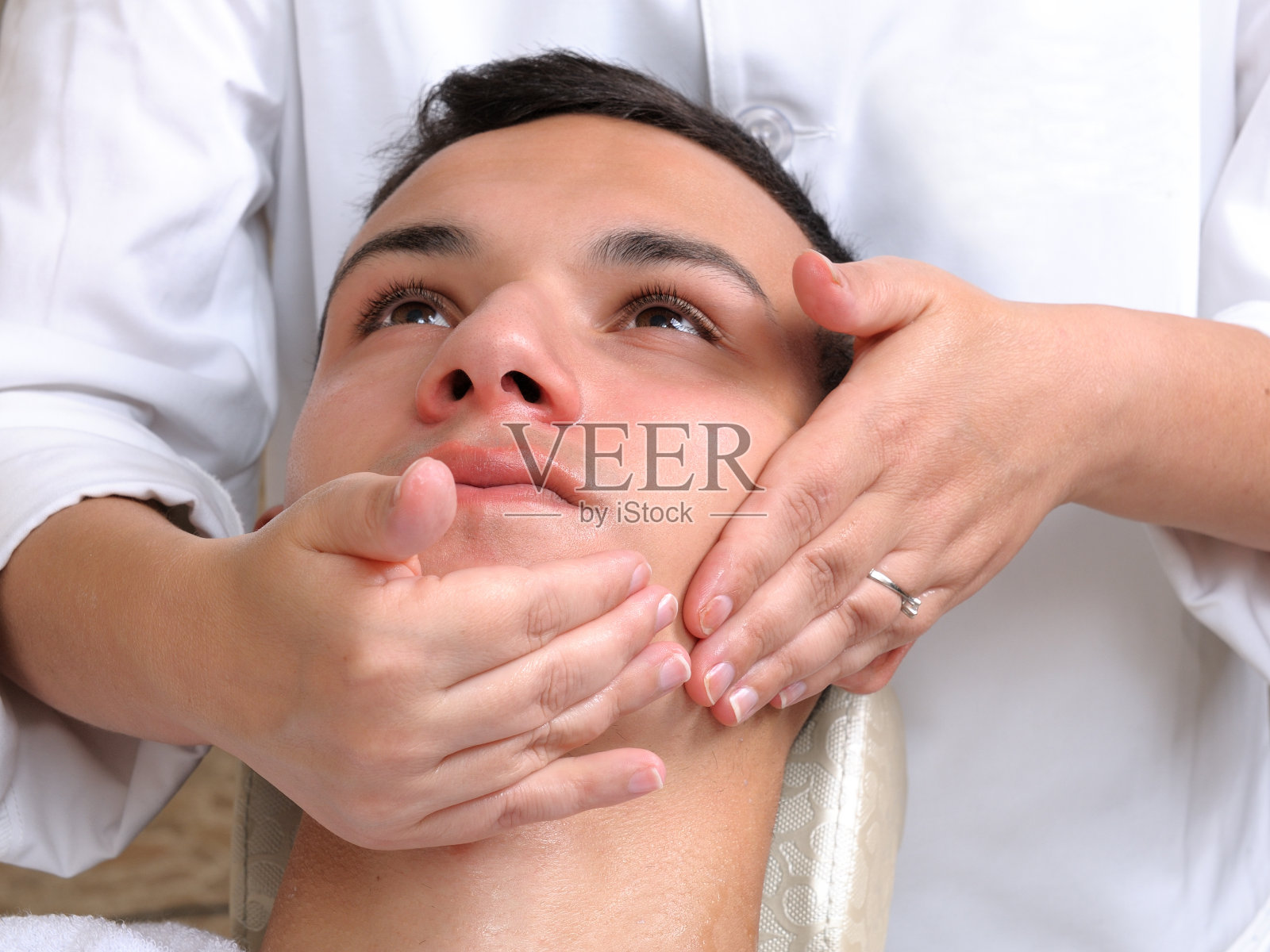 刮复古风格的胡子照片摄影图片