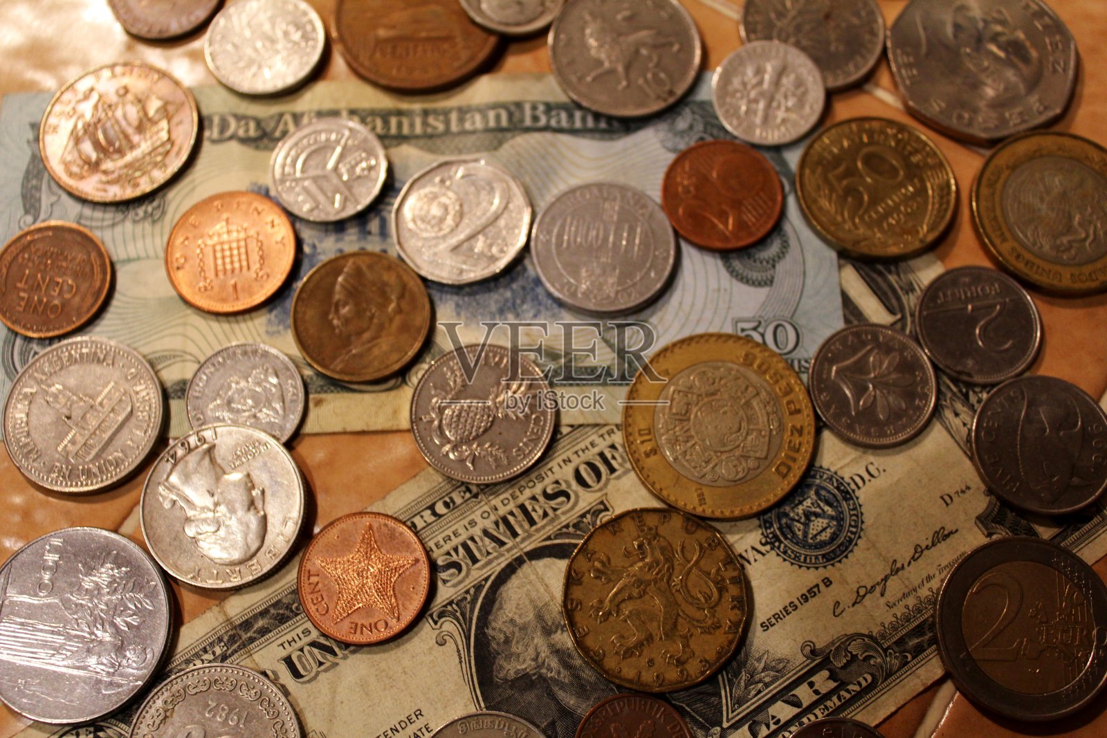 桌上硬币特写镜头照片摄影图片